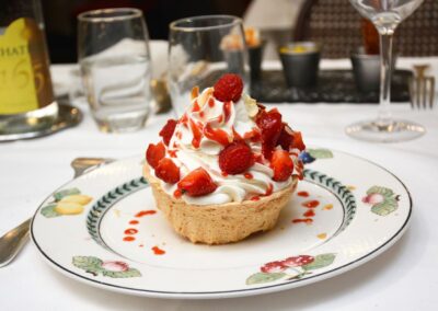 Des fraises et des framboises françaises, crème chantilly